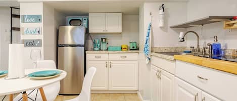 Refrigerador, microondas, parrilla de estufa y cafetera y tetera