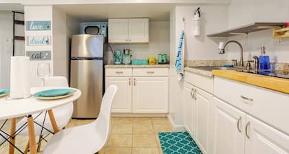 1BR Manhattan Escape, Netflix & Pet-Friendly
