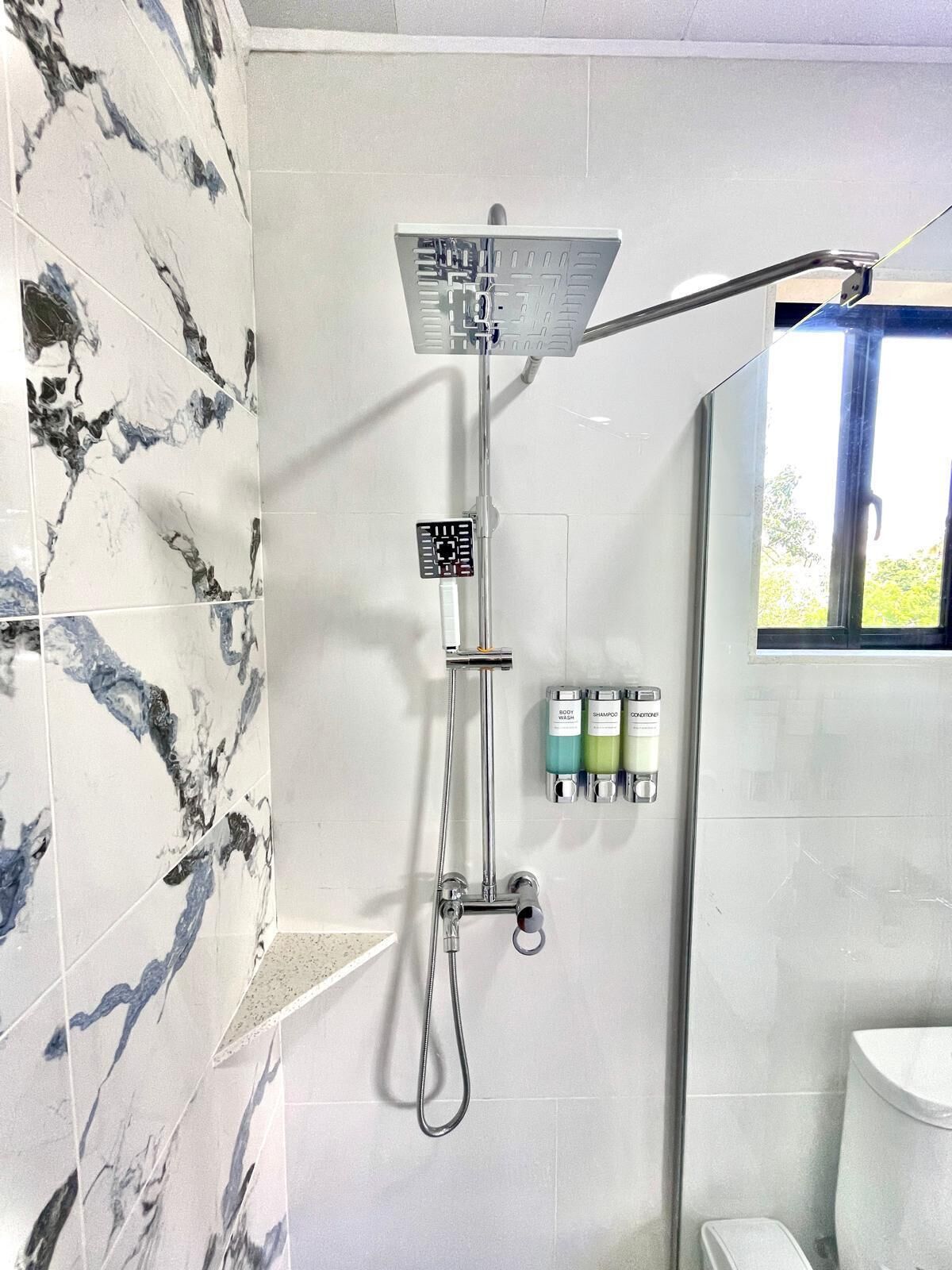 Dusche, Haartrockner, Handtücher, Seife