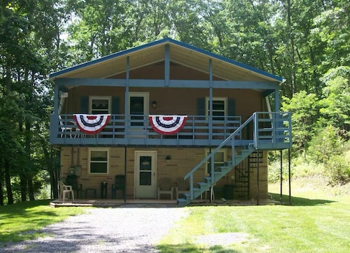 Charming 4-bedroom cabin with HOTTUB  in peaceful Upper Tract with WiFi, AC