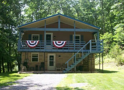 Charming 4-bedroom cabin with HOTTUB  in peaceful Upper Tract with WiFi, AC