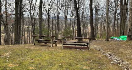 Charming 4-bedroom cabin with HOTTUB in peaceful Upper Tract with WiFi, AC