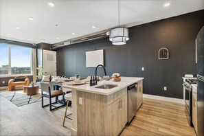 Fridge, microwave, oven, stovetop - 2BR/2BA, King bd, Gym, Free Parking, 8min to Train (East Orange)