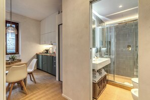 シャワー、ヘアドライヤー、ビデ、タオル