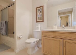 Bruser, hårtørrer, håndklæder, Sæbe