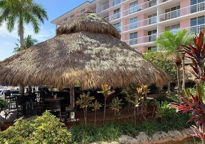Outdoor dining - 1-bedroom resort with WiFi, AC in superb Palm Beach Shores (Palm Beach Shores)