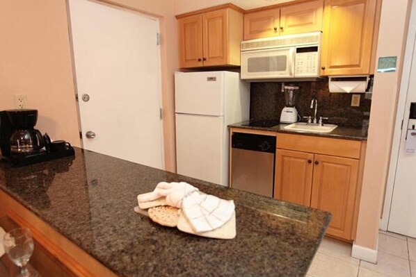 Private kitchen - 1-bedroom resort with WiFi, AC in superb Palm Beach Shores (Palm Beach Shores)