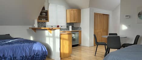1 habitación, escritorio, wifi gratis y ropa de cama