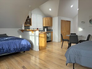 1 soverom, skrivebord, wi-fi (inkludert) og sengetøy