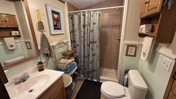 Dusj, hårføner, håndklær og såpe