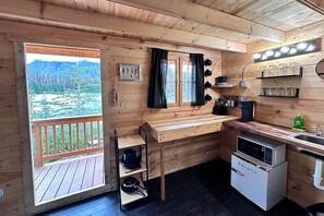 Køleskab, mikrobølgeovn, kaffe-/temaskine, brødrister