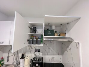 Kjøleskap, mikrobølgeovn, ovn og kokeplater