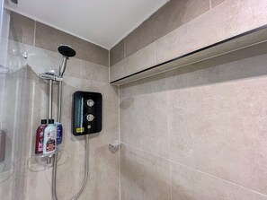 Hair dryer, towels, soap, shampoo - Sleek studio flat near King’s Cross, St Pancras, Euston with Free Wi-Fi (London)