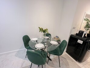 Dining - Sleek studio flat near King’s Cross, St Pancras, Euston with Free Wi-Fi (London)