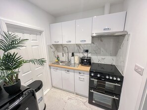 Fridge, microwave, oven, stovetop - Sleek studio flat near King’s Cross, St Pancras, Euston with Free Wi-Fi (London)