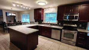 Private kitchen - Charming 4-bedroom house with WiFi and AC in fabulous Charlotte (Charlotte)
