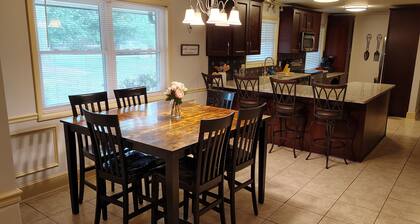 Charming 4-bedroom house with WiFi and AC in fabulous Charlotte