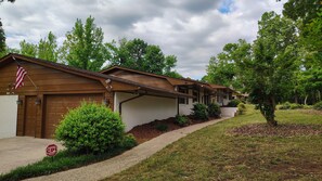 Exterior - Charming 4-bedroom house with WiFi and AC in fabulous Charlotte (Charlotte)