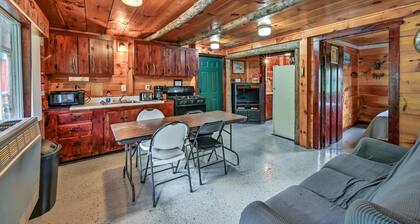 Delightful cabin with WiFi in charming Solon, 12 beds