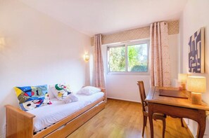 3 slaapkamers, een strijkplank/strijkijzer, wifi, beddengoed
