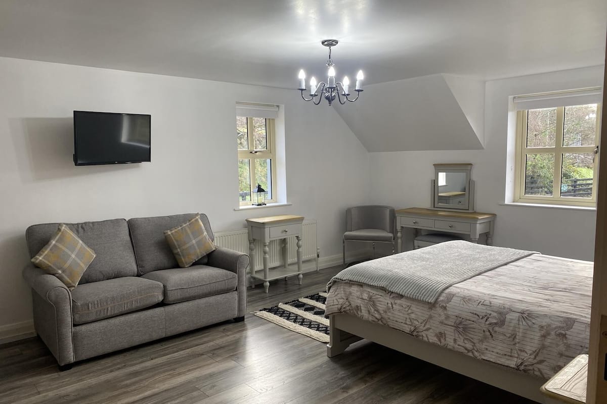 Blackout curtains, soundproofing, iron/ironing board, free WiFi