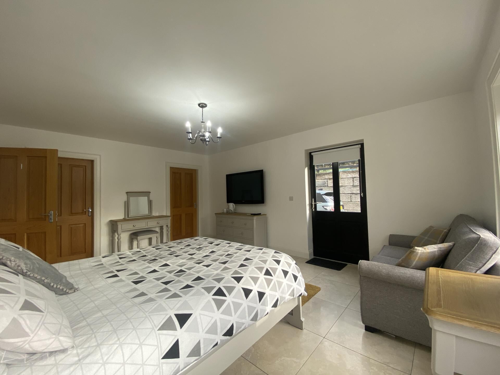 Verdunkelungsvorhänge, schallisolierte Zimmer, Bügeleisen/Bügelbrett