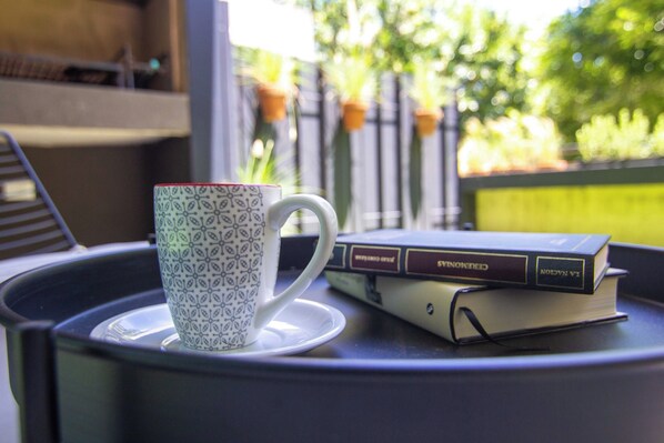 Une tasse et des livres sur un plateau.