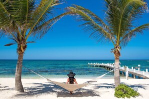 Na praia, espreguiçadeiras, toalhas de praia 