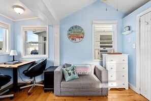 Hus - 2 queensize-sängar - kök - utsikt mot trädgården (Just Beachy + Shore Delight) | Interiör