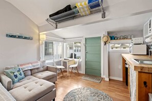 Hus - 2 queensize-senge - køkken - udsigt til have (Just Beachy + Shore Delight) | Opholdsområde | 42-tommers fladskærms-tv med digitale kanaler