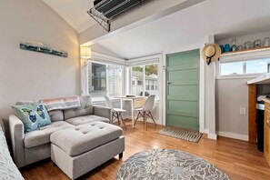 Hus - 2 queensize-sÀngar - kök - utsikt mot trÀdgÄrden (Just Beachy + Shore Delight) | Vardagsrum | 42-tums platt-tv med digitalkanaler