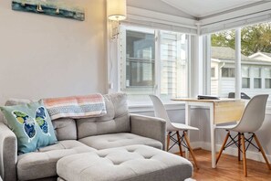 Casa, 2 camas de matrimonio, cocina, vistas al jardín (Just Beachy + Shore Delight) | Zona de estar | Televisión de pantalla plana de 42 pulgadas con canales digitales