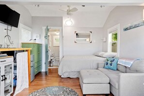 Hus - 2 queensize-sÀngar - kök - utsikt mot trÀdgÄrden (Just Beachy + Shore Delight) | 2 sovrum, individuell inredning, unika möbler och skrivbord