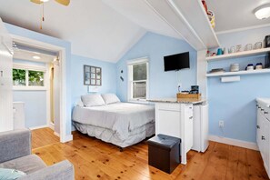 Hus - 2 queensize-senge - køkken - udsigt til have (Just Beachy + Shore Delight) | 2 soveværelser, individuelt design, individuel indretning, skrivebord