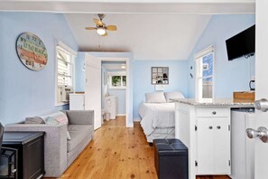 Hus - 2 queensize-sÀngar - kök - utsikt mot trÀdgÄrden (Just Beachy + Shore Delight) | 2 sovrum, individuell inredning, unika möbler och skrivbord