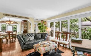 Älytelevisio, takka, videopelejä, työhuone