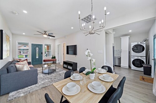 Modern Chic Retreat in the Heart of EaDo, Houston