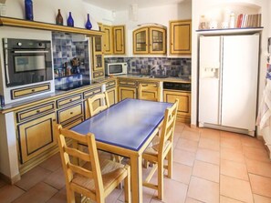 Fridge, microwave, oven, dishwasher - Superb holiday villa in Mazan, near Carpentras, with heated pool. (MAZAN)