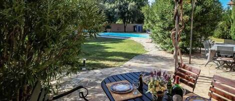 تناول الطعام بالخارج