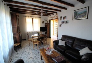 TV, fireplace - Holiday home in Saint-Didier, private pool, intimate settin, pets admitted(1). (SAINT-DIDIER)
