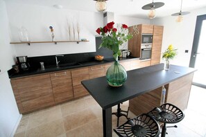 Kjøleskap, mikrobølgeovn, ovn og oppvaskmaskin