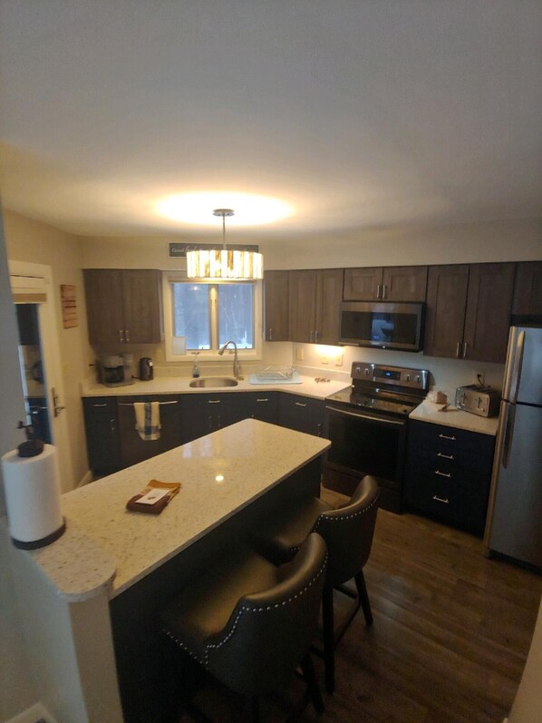 Microondas, horno, placa de cocina, lavavajillas