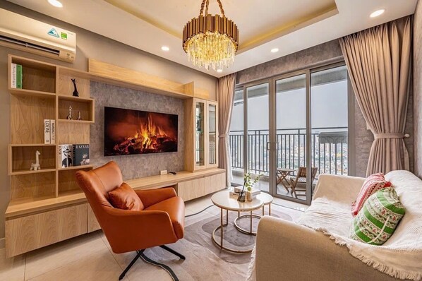 Appartement, vue sur la ville | Aire de séjour | Téléviseur à DEL de 55 po avec télévision par câble