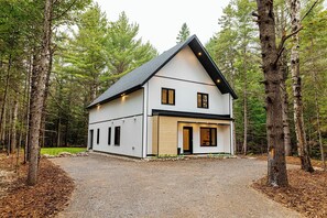 Exterior - À 1 hre de Montréal, entouré d'arbres matures, vous trouverez le Chalet Snö ! (Chertsey)