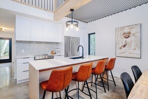 Fridge, microwave, oven, stovetop - À 1 hre de Montréal, entouré d'arbres matures, vous trouverez le Chalet Snö ! (Chertsey)