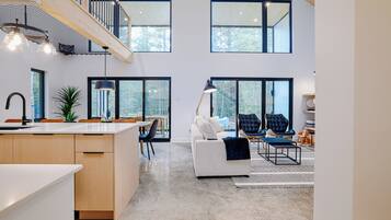 Smart TV, chimenea y libros