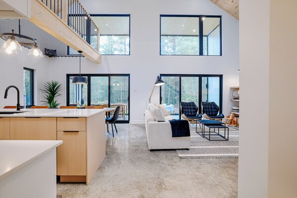 Smart TV, fireplace, books - À 1 hre de Montréal, entouré d'arbres matures, vous trouverez le Chalet Snö ! (Chertsey)