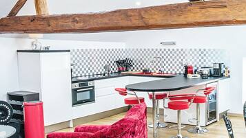 Geladeira, micro-ondas, fogão, cooktop
