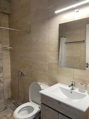 公寓 | 浴室 | 淋浴设施、吹风机、毛巾