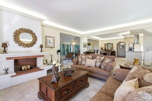 Villa Familiale, vue mer | Coin séjour | TV connectée de 32 pouces avec chaînes par câble, Netflix